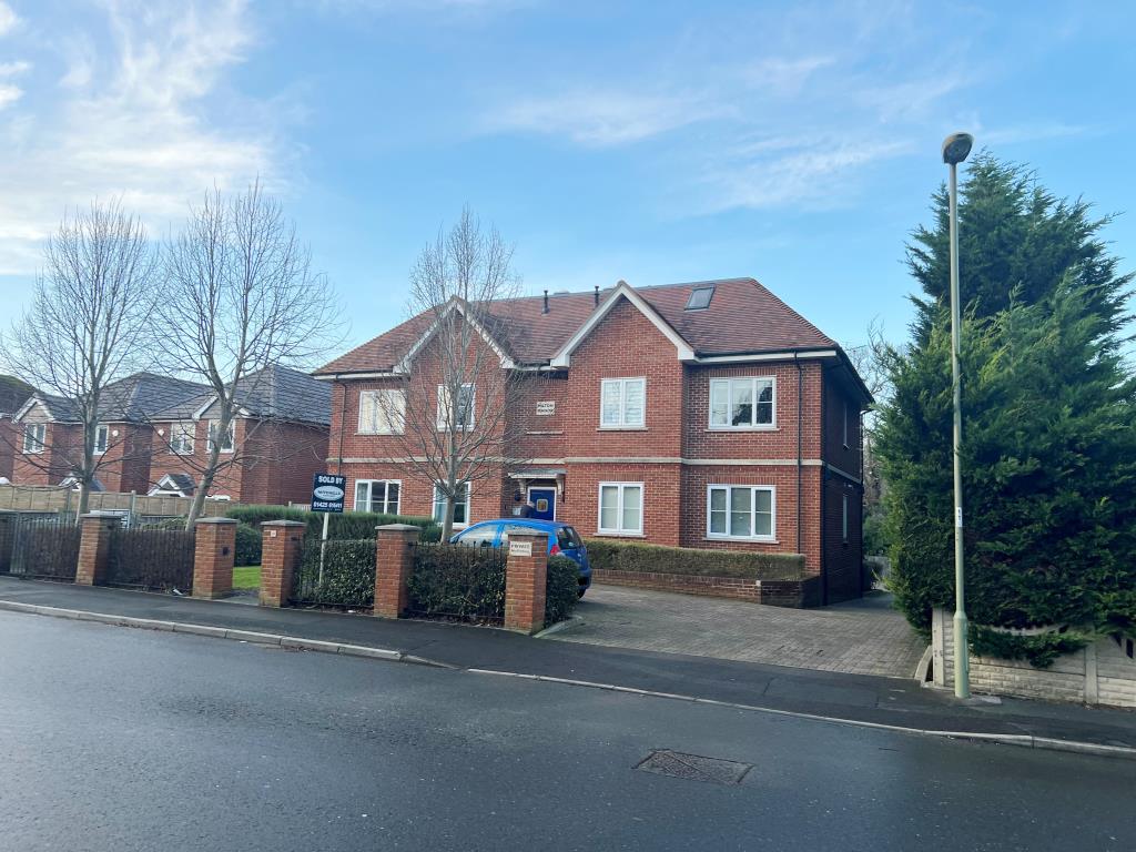 Lot: 26 - FREEHOLD GROUND RENTS - Purpose built block of flats with driveway to front and side